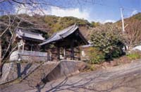 右に向かって上がっていく急斜面の坂道沿いに、三角屋根の門が設置されている「龍淵院」の外観の写真