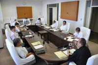 細長いO型の机に約10名程の参加者が集まって教育委員会意見交換会を行っている様子の写真