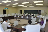 会議室内で、総務経済常任委員会と農漁協関係者間で意見交換を行っている様子の写真