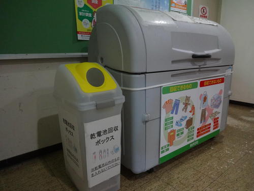 役場本庁舎1階の衣類の回収BOXの横に設置された乾電池回収ボックスの写真