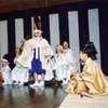 和服の衣装を着た子供たちがステージで太鼓を演奏や舞を披露している様子の写真