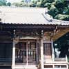入母屋造りの瓦屋根の神社本殿を正面から写した写真