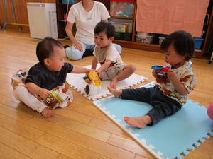 ストローマグでお茶を飲んでいる3人の子供たちの写真