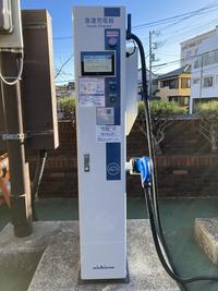縦長で右側にホースが設置されている電気自動車急速充電器の写真