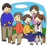 屋外のベンチに、おじいさん、おばあさん、セーラー服を着た女性が座り、その後ろに大人の男女が立ちながら、みんなで楽しく会話をしている様子のイラスト