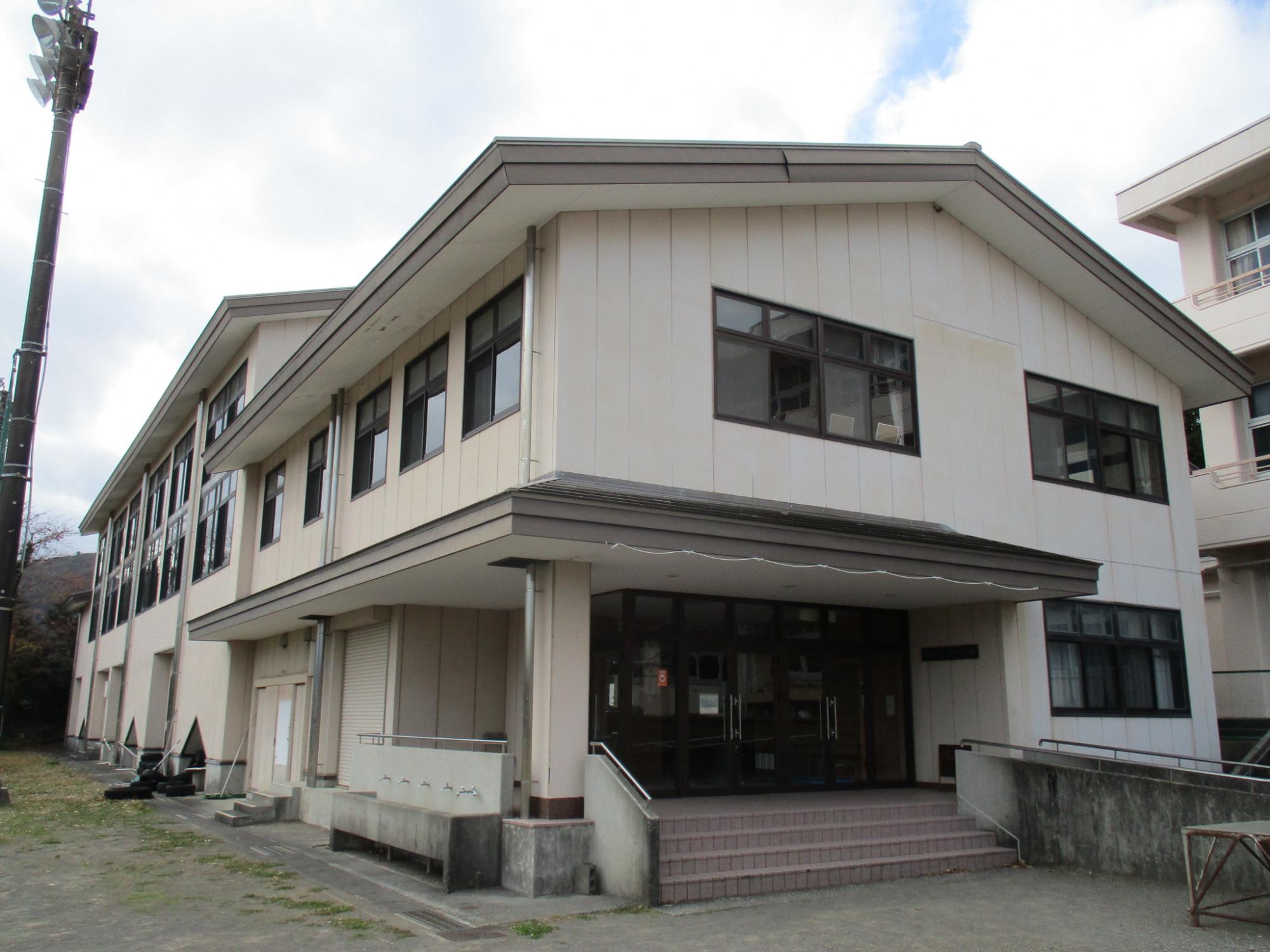 熱川中学校体育館外
