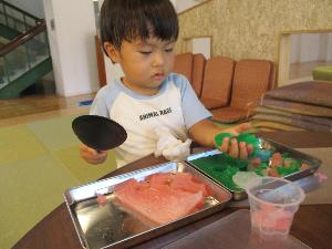 子どもが寒天を型抜きしている写真