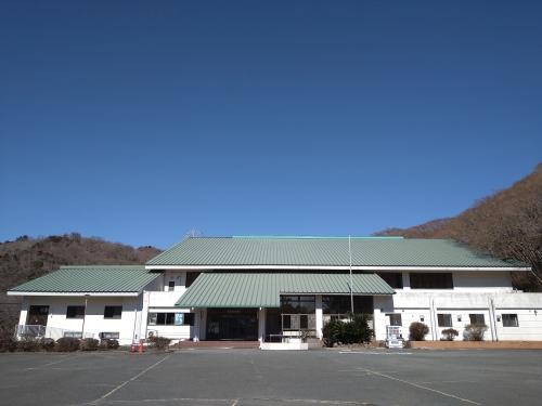 白の外壁に緑色の屋根の東伊豆町立体育センターの外観写真