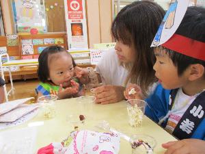 夏祭りでポップコーンを食べている様子