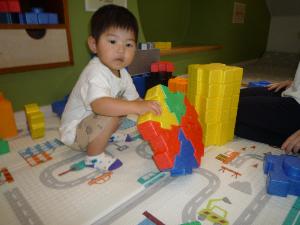 子どもがブロックで遊んでいる様子