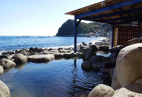 目の前に海が広がり、大小の銘石を配した岩で造られた開放感あふれる露天風呂の写真