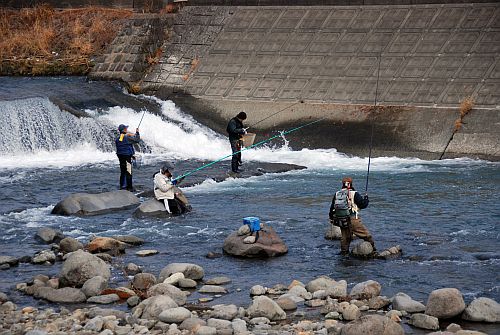 片瀬温泉・白田温泉の中央を流れる白田川で、マス釣りをしている4名の方々の様子を写した写真