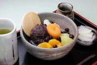 器に盛られたあんみつやお茶がトレイに置かれた写真（ふるさとチョイス（東伊豆町のお礼の品情報：菓子）のサイトへリンク）